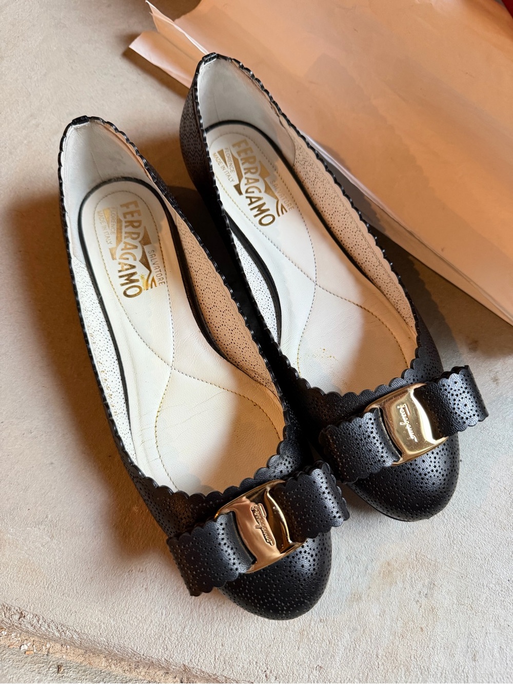 Salvatore Ferragamo Black Vara Bow Leather Ballet Flats w/Box size5.5B - Picture 2 of 9